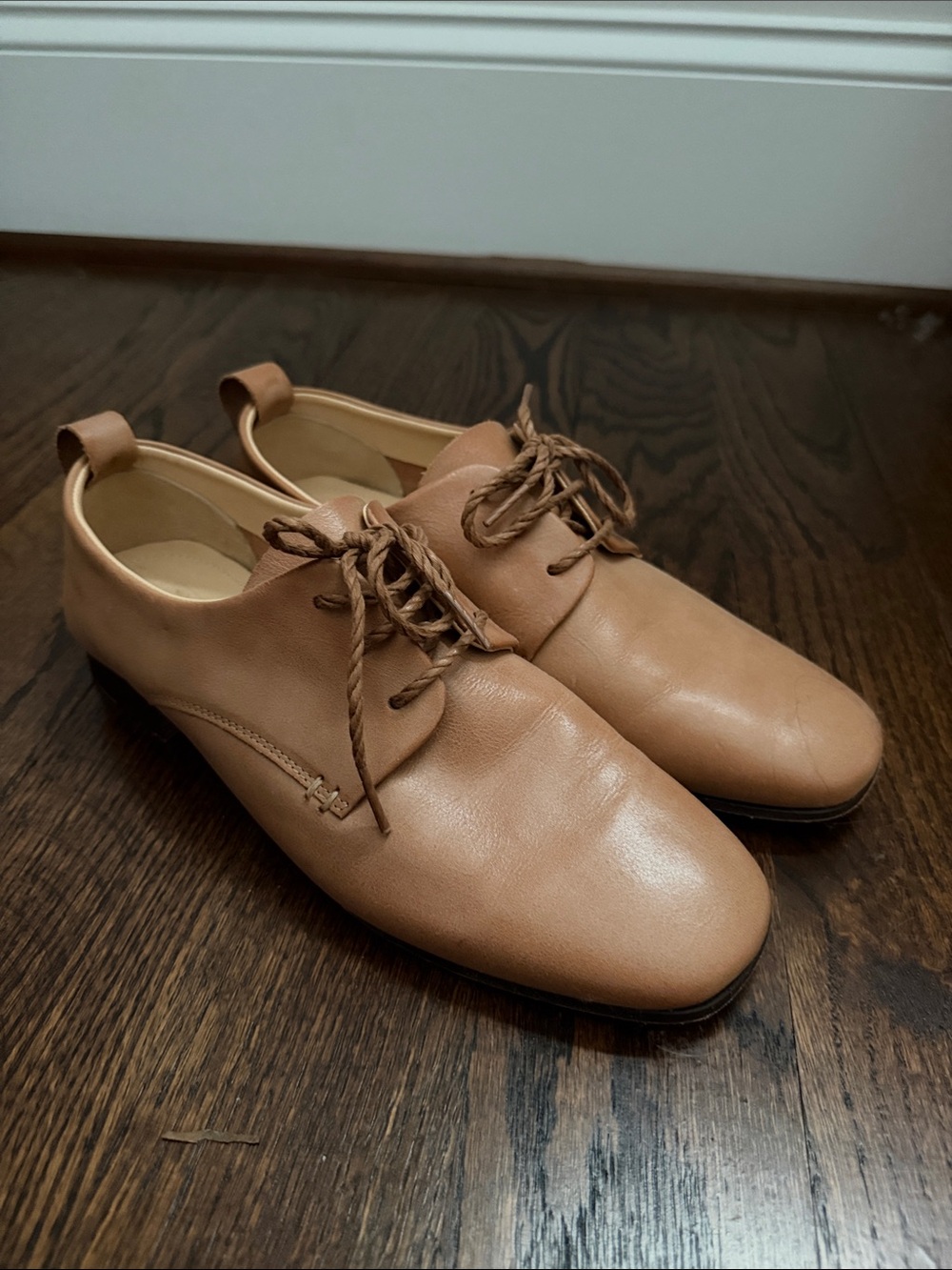 Women's Leather Lace-Up Oxford Flats in Light Tan / Camel Brown